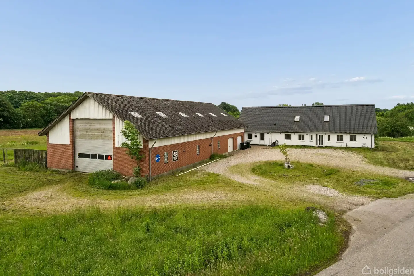 RUMMELIG EJENDOM MED STORT VÆRKSTED I IDYLLISKE OMGIVELSER