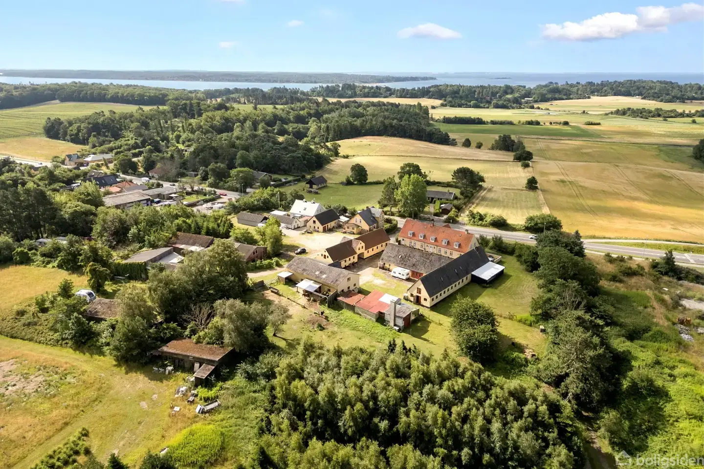 Landejendom på Amtsvejen 201, 3390 Hundested