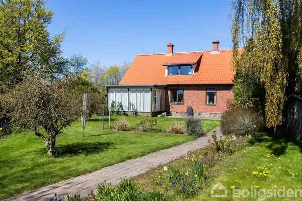 Stor villa med den skønneste have.