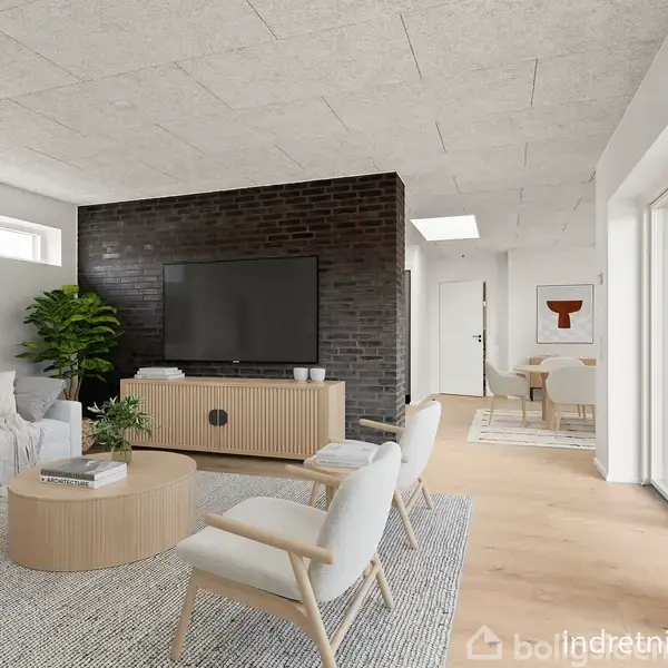 Stue med sofa og lænestole, foran et sort murstens-tv-apparat. Rummet er lyst og rummeligt med store vinduer, en grøn plante, og træmøbler. En spisestue kan ses i baggrunden.