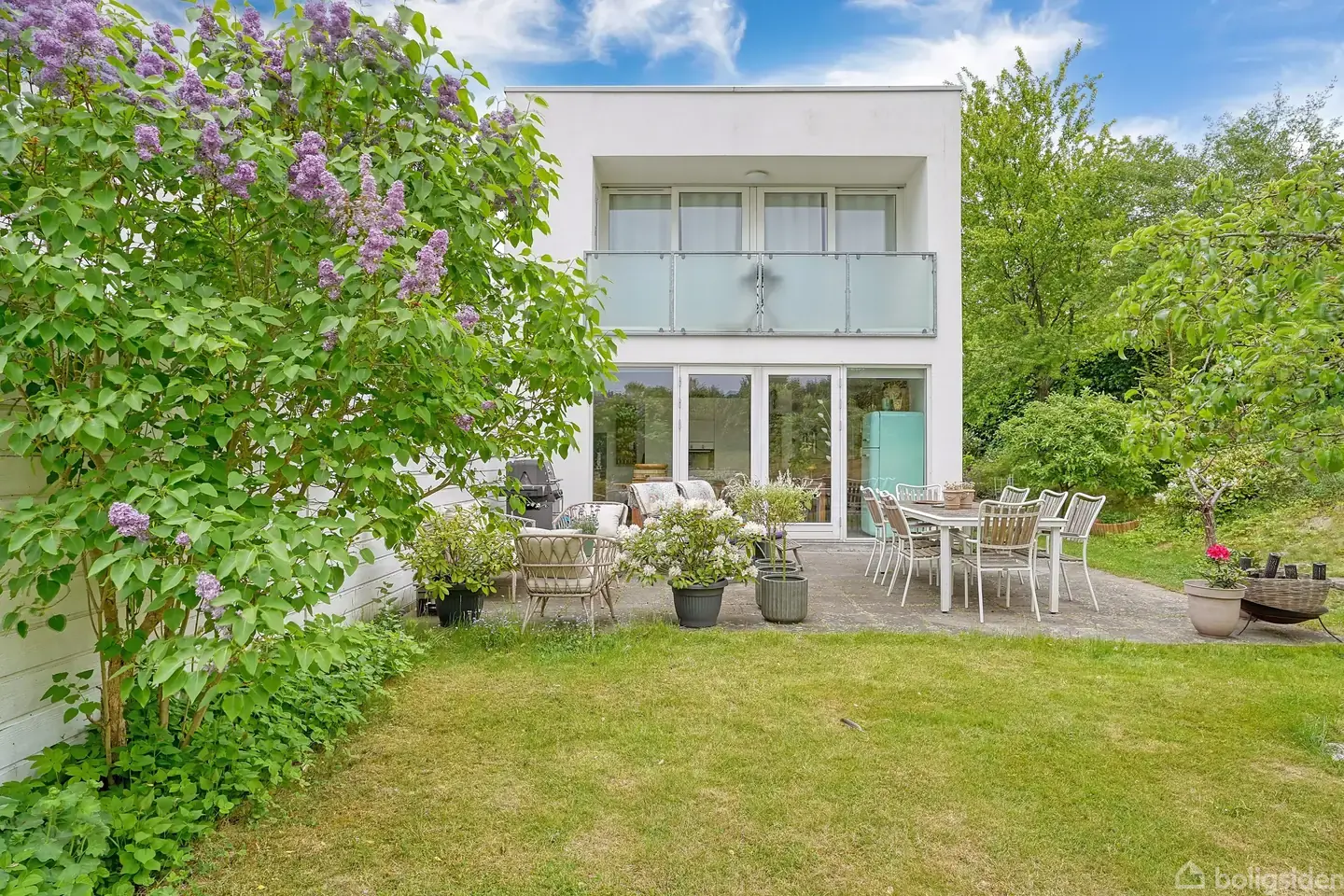 Stilren funkis-villa fra 2008 centralt i byen