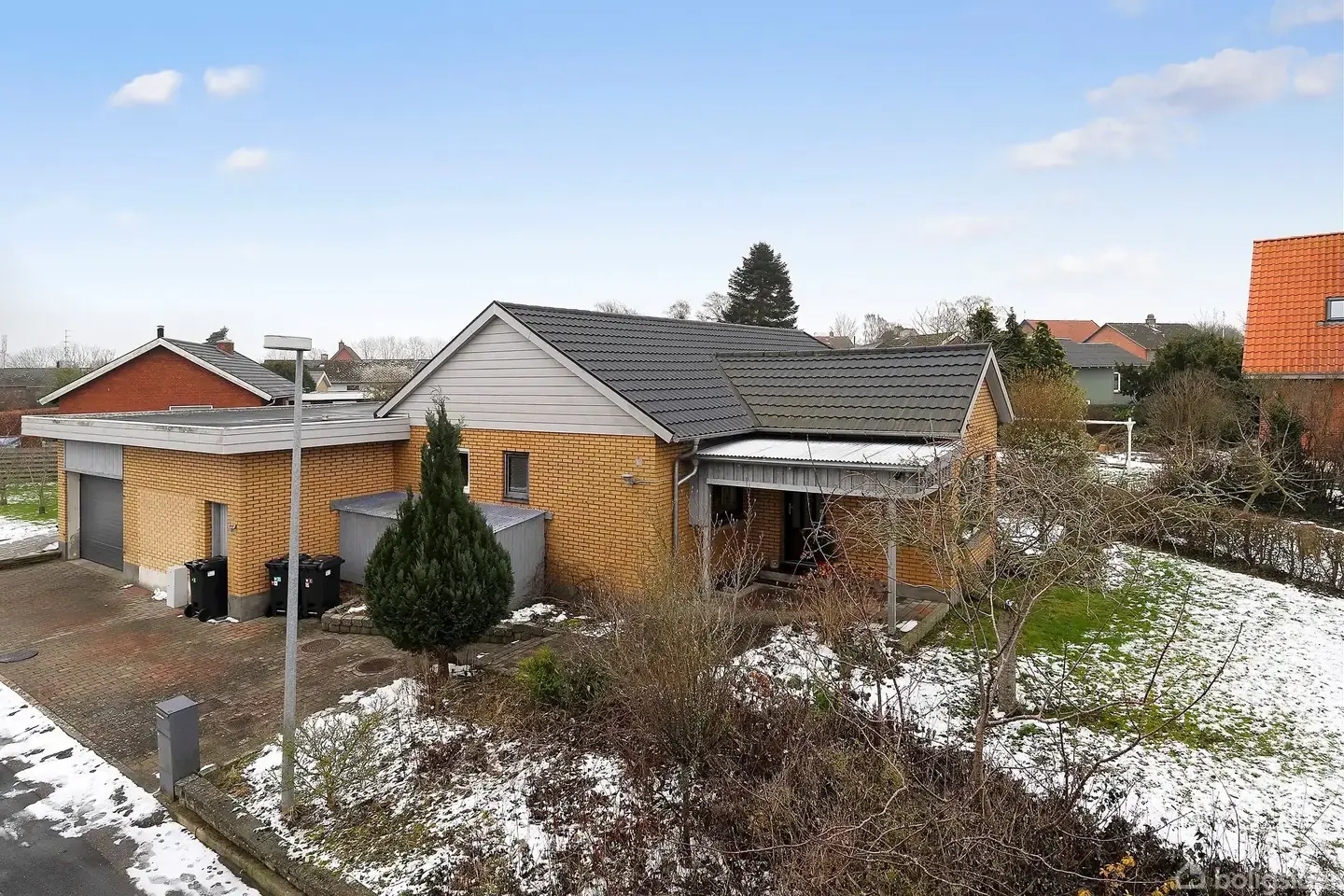 Veldisponeret villa med god kælder, 75 m2 garage og nyt tag fra 2020