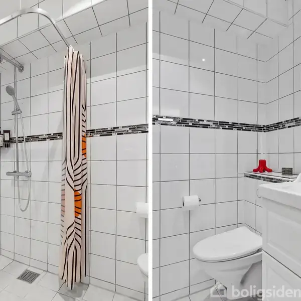 Brusekabine med brusesæt og ringforhæng til venstre; toilet, vask og spejlskab til højre. Alt omgivet af hvide fliser med en sort dekorativ flisetrim i midten.