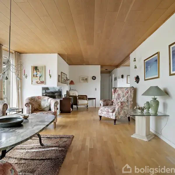 Plantegning af en bolig med rum såsom entré, køkken, spisestue, stue, bryggers, badeværelser, værelser og garage. Inkluderer tekst "Vejledende tegning uden ansvar". Orienteringskompas i øverste højre hjørne.