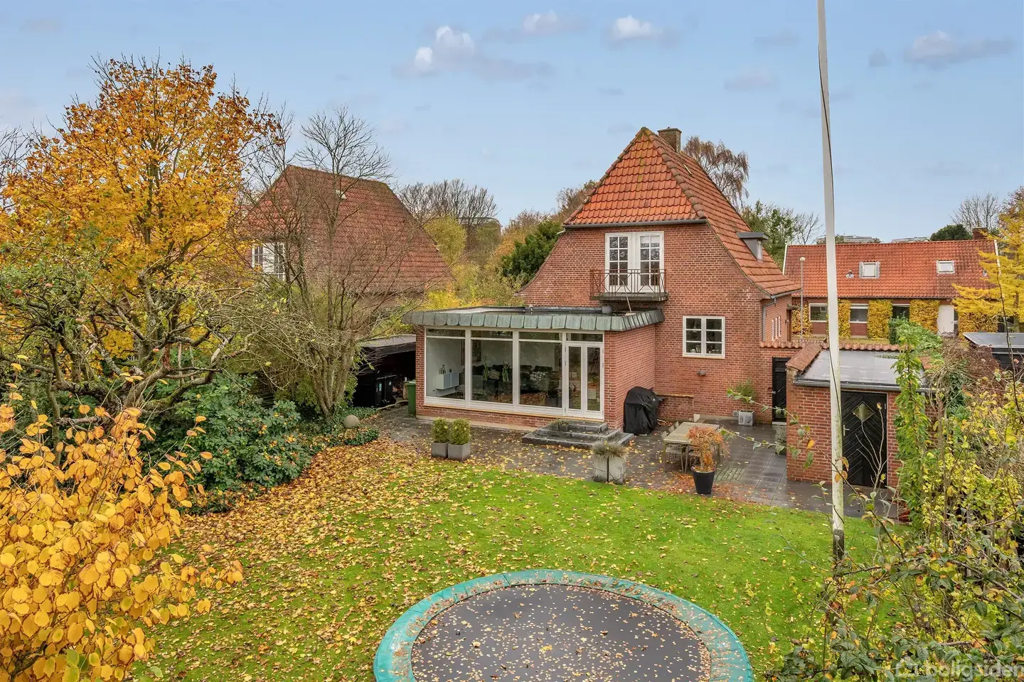 Velholdt murermestervilla med lukket have i Esbjerg C