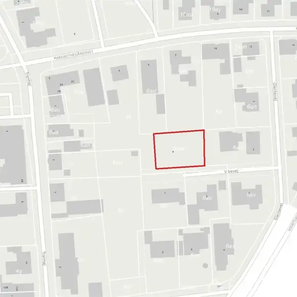 Et kort viser et byområde med flere rektangulære bygninger. En rød firkant markerer et specifikt område i centrum. Bygningerne er grå på baggrund af lysegråt med veje omkring.