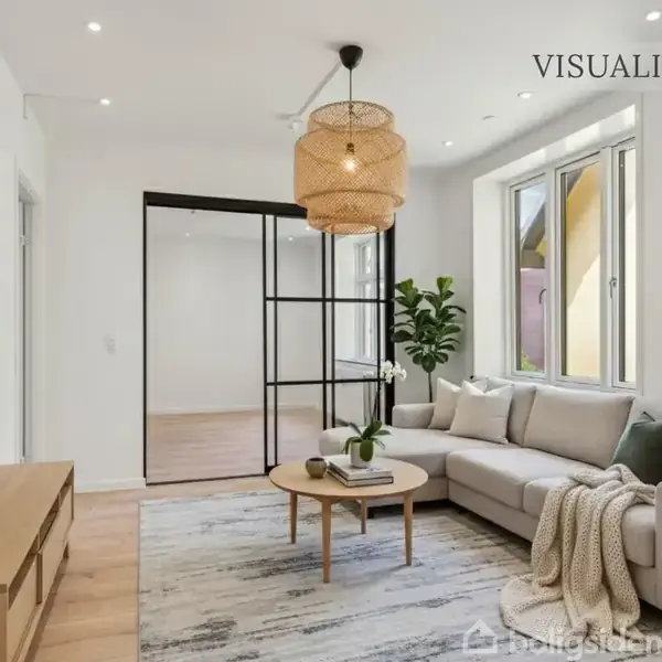 En stue med en beige sofa og et rundt træbord står ved siden af et stort vindue. En stor loftslampe hænger over. Tv'et er monteret på væggen. Tekst: "VISUALISERING".