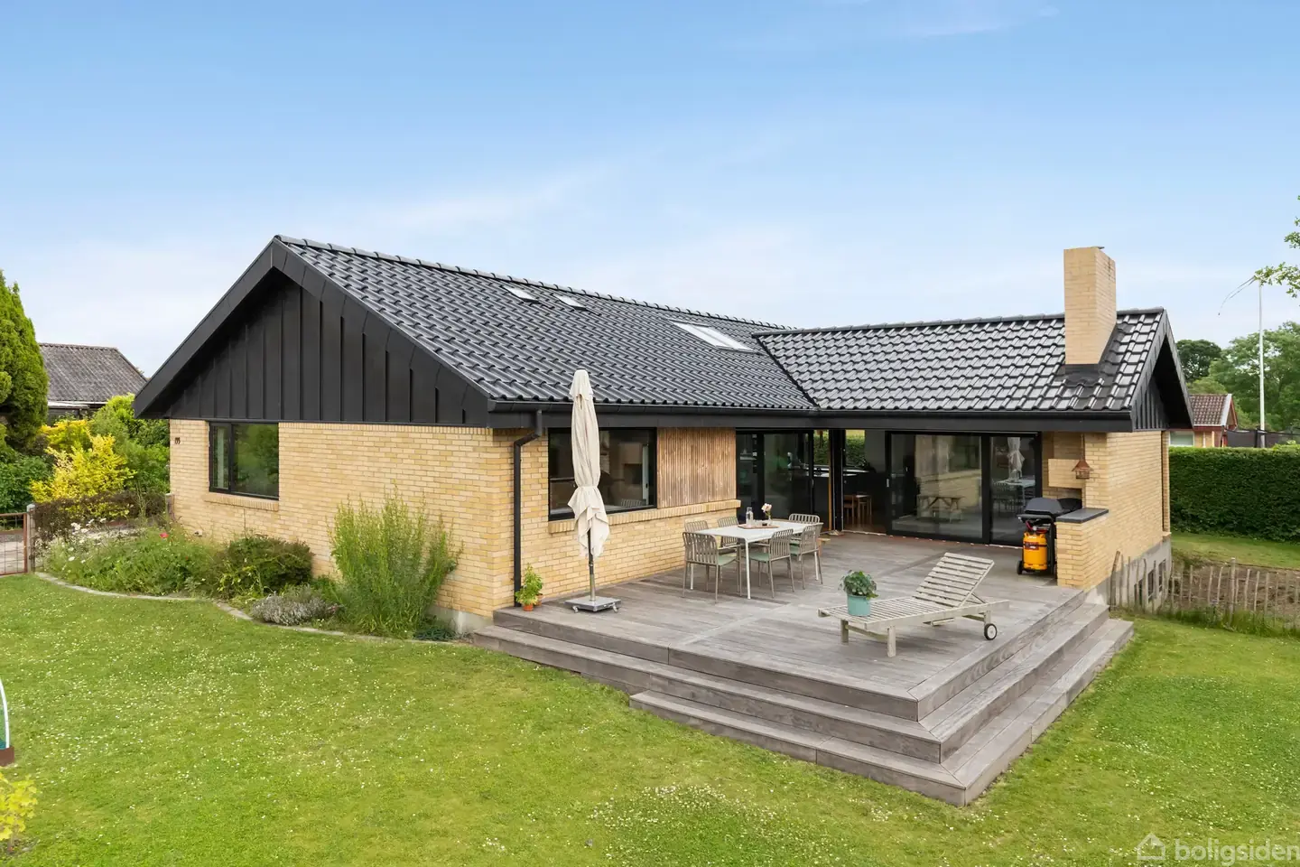 Gennemrenoveret 70’er-villa med respekt for arkitekturen – for enden af lukket vænge med kig til grønne arealer