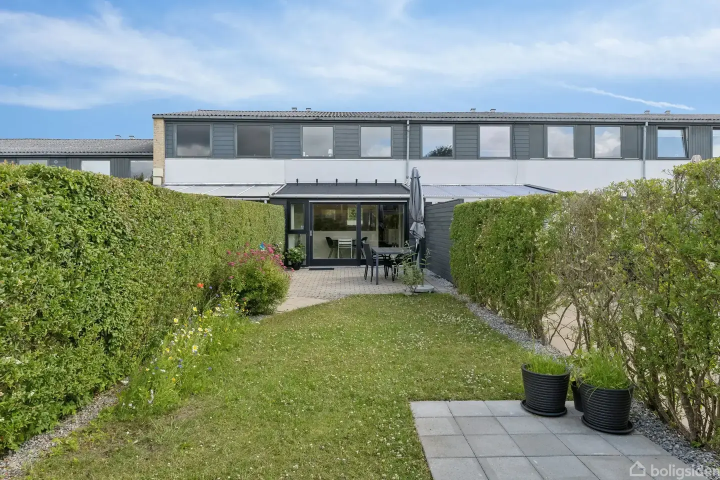 INDFLYTNINGSKLAR RÆKKEHUS MED SKØN UDESTUE