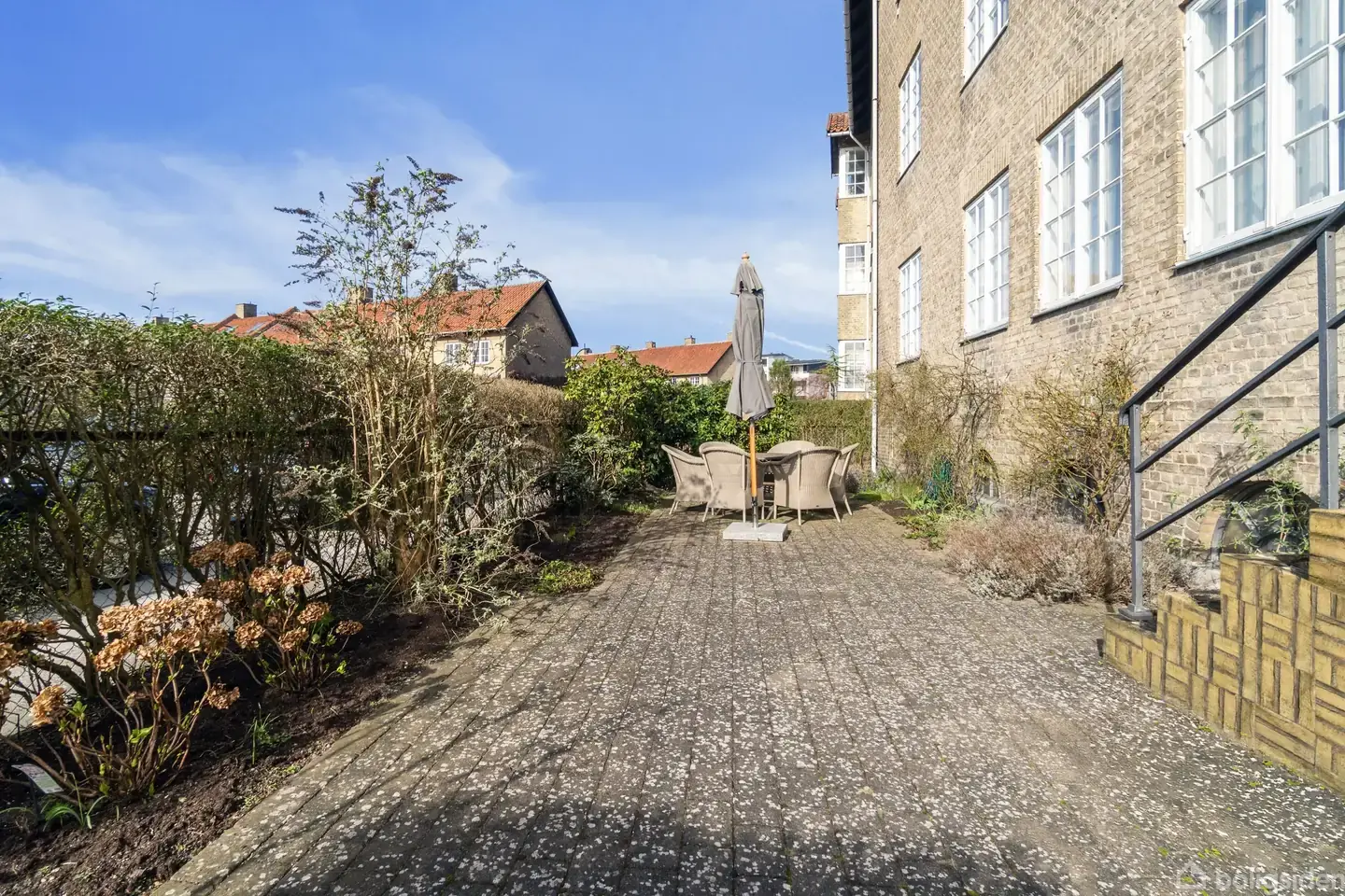 Smuk herskabslejlighed på hele 175 kvm. med direkte udgang til større forhave/ terrasse