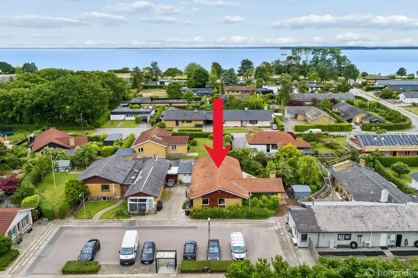Attraktiv villa med separat lejlighed og naturskøn beliggenhed nær vand og byliv