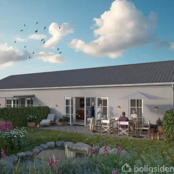 Et moderne, enkeltplanshus med store glasdøre åbner ud til en terrasse, hvor to personer sidder ved et bord. Omgivet af velplejet have med blomster og en lille dam.