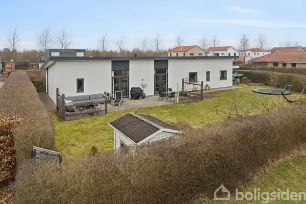 FAMILIEVENLIG VILLA I TREKRONER - SOLRIG HAVE OG IDEEL PLANLØSNING