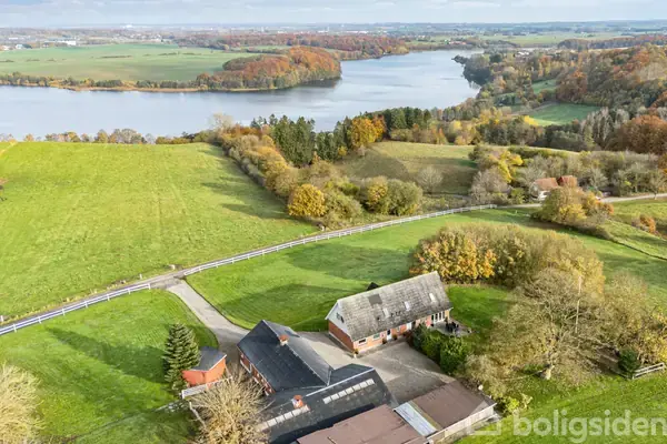 Landejendom på Sandgravvej 10, 8660 Skanderborg