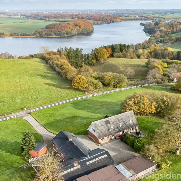 Landejendom på Sandgravvej 10, 8660 Skanderborg