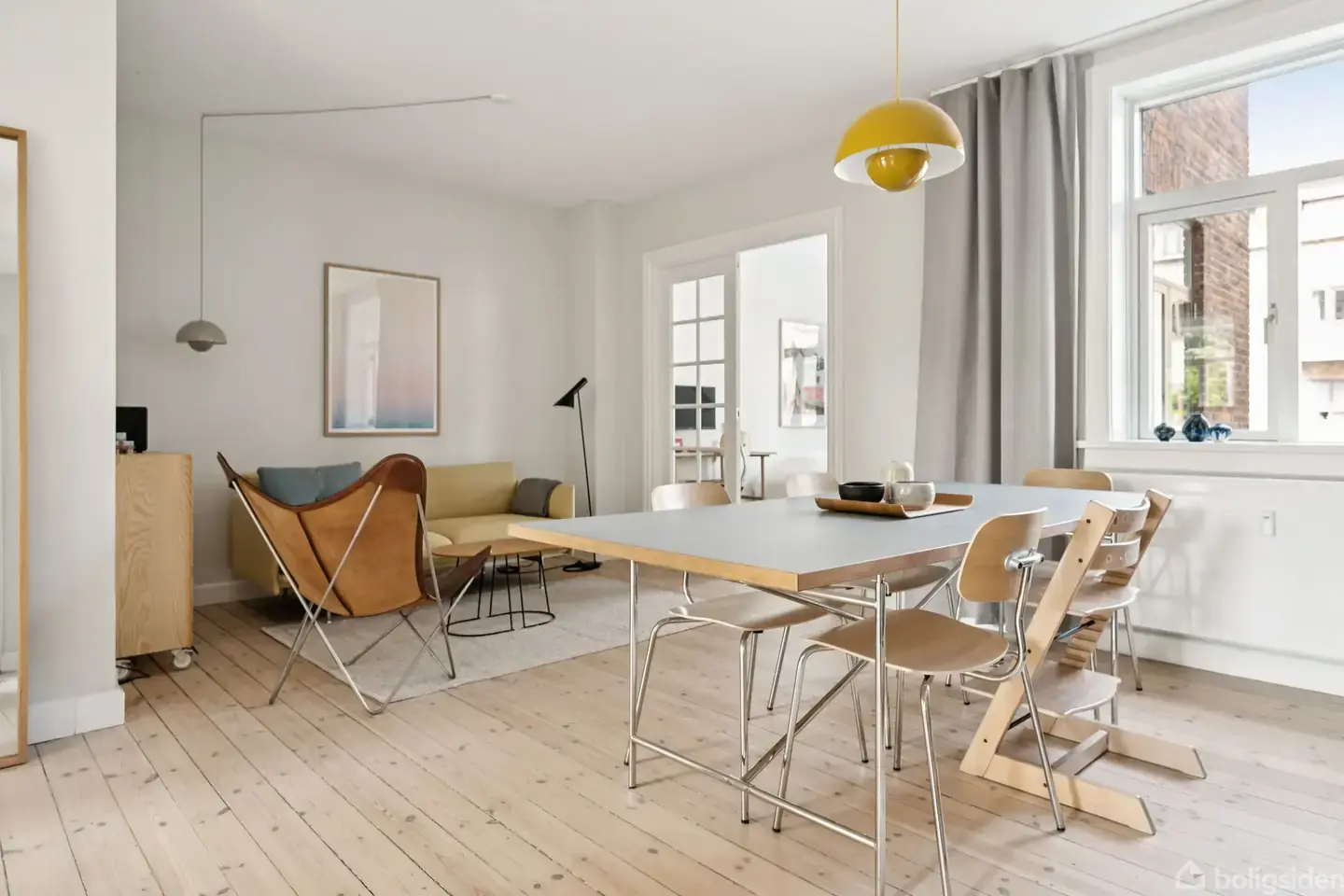 Lysfyldt 3V'er med moderne løsninger og hyggelig gård