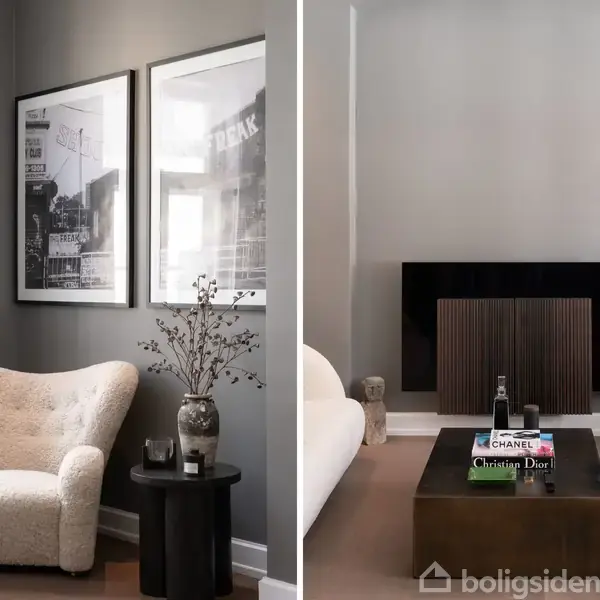 To bløde stole står i et stilfuldt, moderne stueområde. I første sektion ved siden af et lille bord ses to vægkunststykker. I anden sektion er et sofabord med bøger: "Chanel," "Christian Dior."
