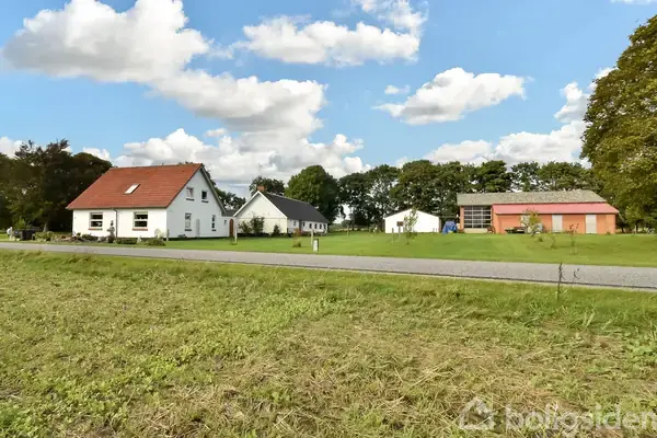 Landejendom på Dørkenvej 24, 7323 Give