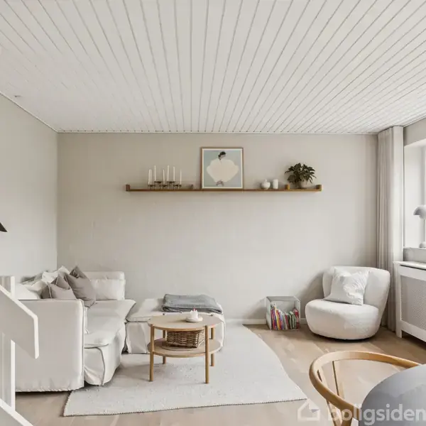Stue med hvid sofa, sofabord og lampe. Hylde med dekorative genstande på væggen. Store vinduer giver lys. Trappe fører opad. Behagelig, skandinavisk indretning og lys atmosfære.