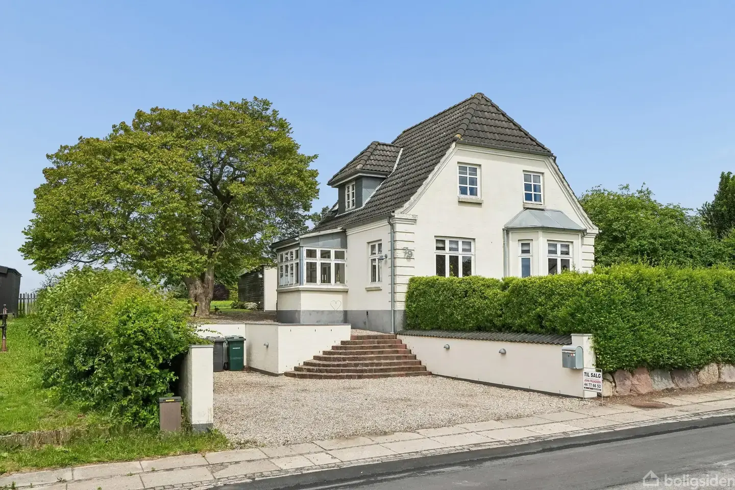 Klassisk murermestervilla med udsigt over markerne