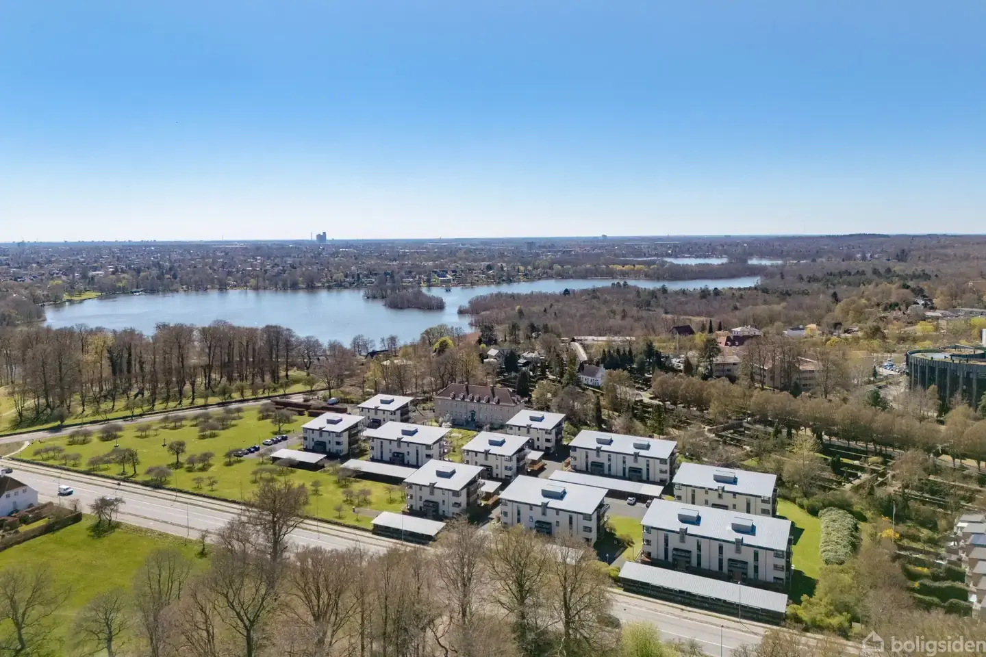 Perfekt beliggende lille penthouselejlighed - altan , elevator og carport med ladestander.
