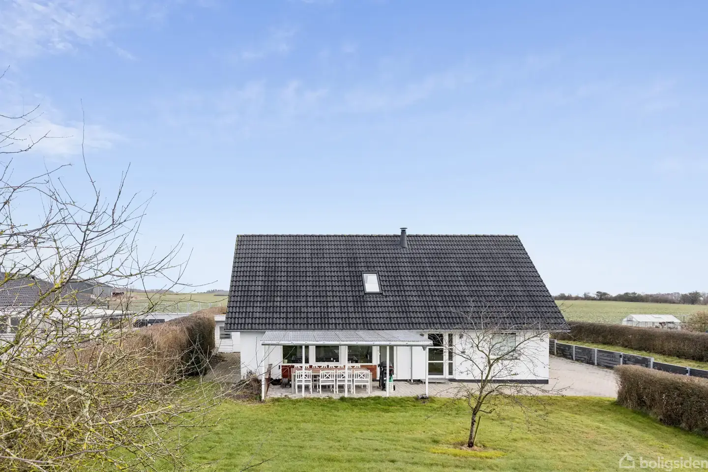 Velindrettet villa med udsigt til åbne marker