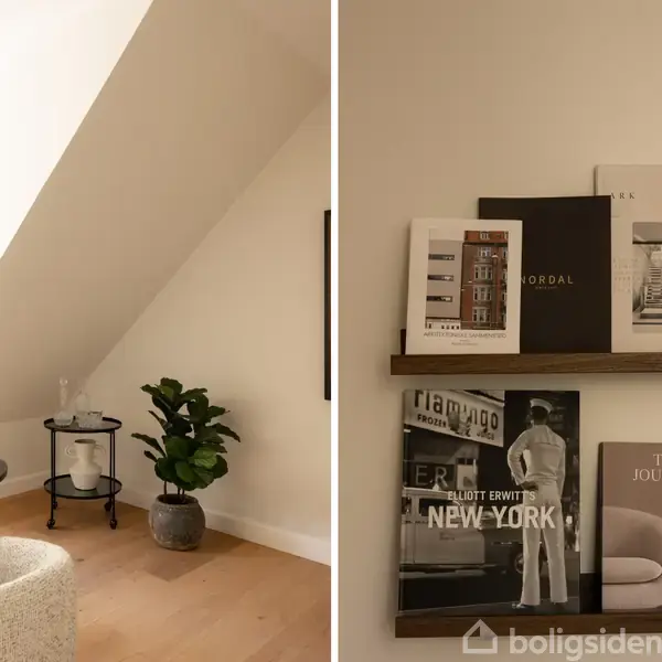 Et stilfuldt rum viser en rund, sort marmorbord med et glas og en bog, sammen med en lænestol. Til højre er der en væghylde med fem bøger, herunder "Elliott Erwitt NEW YORK" og "THE JOURNAL".