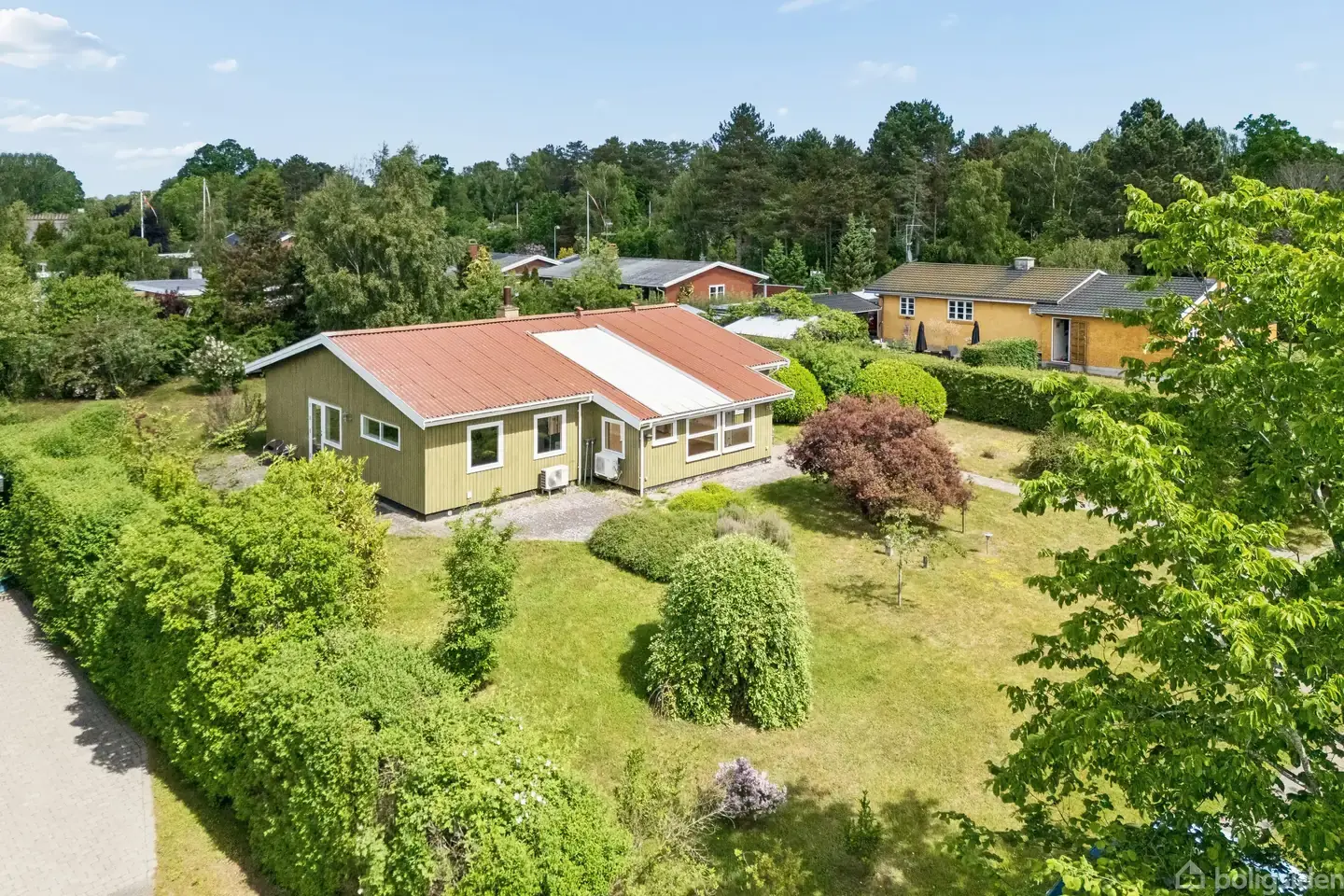 Stort, velholdt fritidshus på solrig grund ved Udsholt Strand