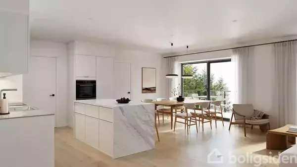 Køkken-alrum med hvidt køkken og marmor island, står stille. Spisebord med stole i baggrunden, vinduesparti ud til altan. Lyst og moderne interiør.