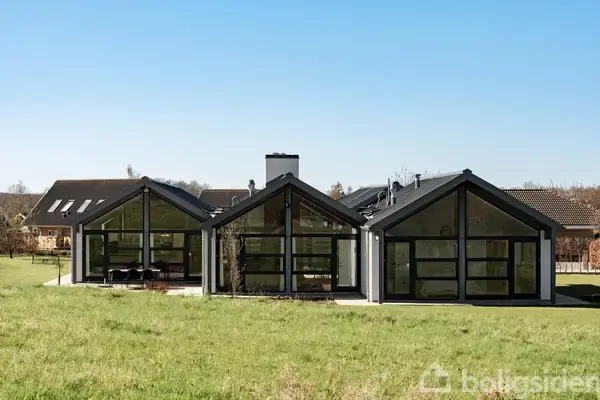 Arkitekttegnet villa i Kirkendrup med skøn have og forældreafdeling