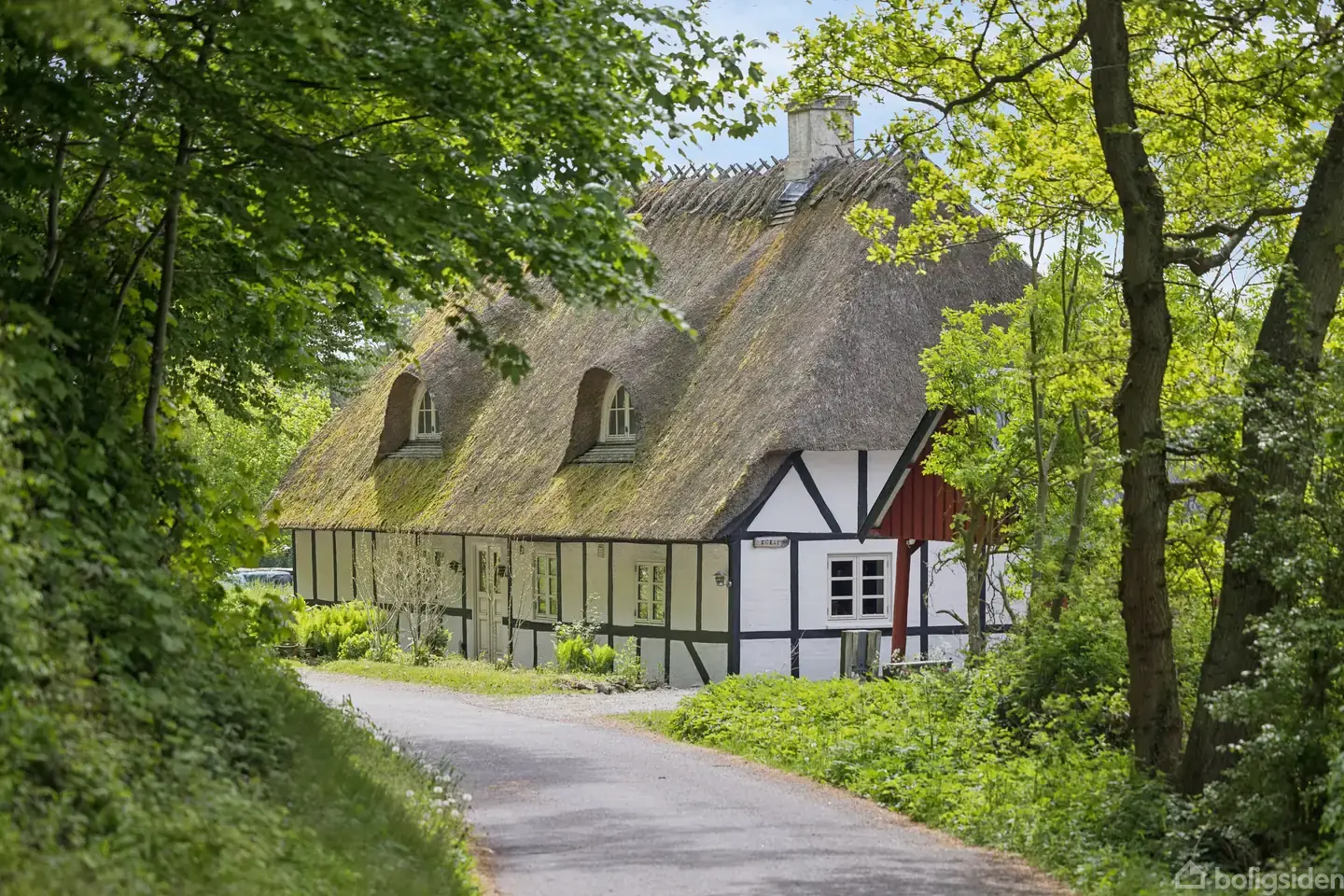 Charmerende stråtækt ejendom i naturskønne omgivelser med plads til dyrehold