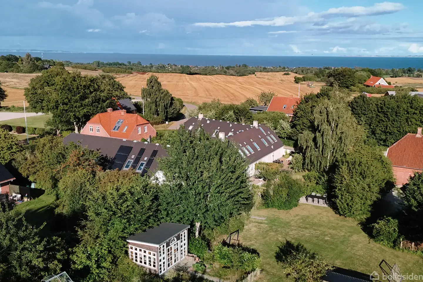 Smuk istandsat gårdejendom med stort, moderne studie/atelier – naturskøn idyl i kort afstand fra Aarhus