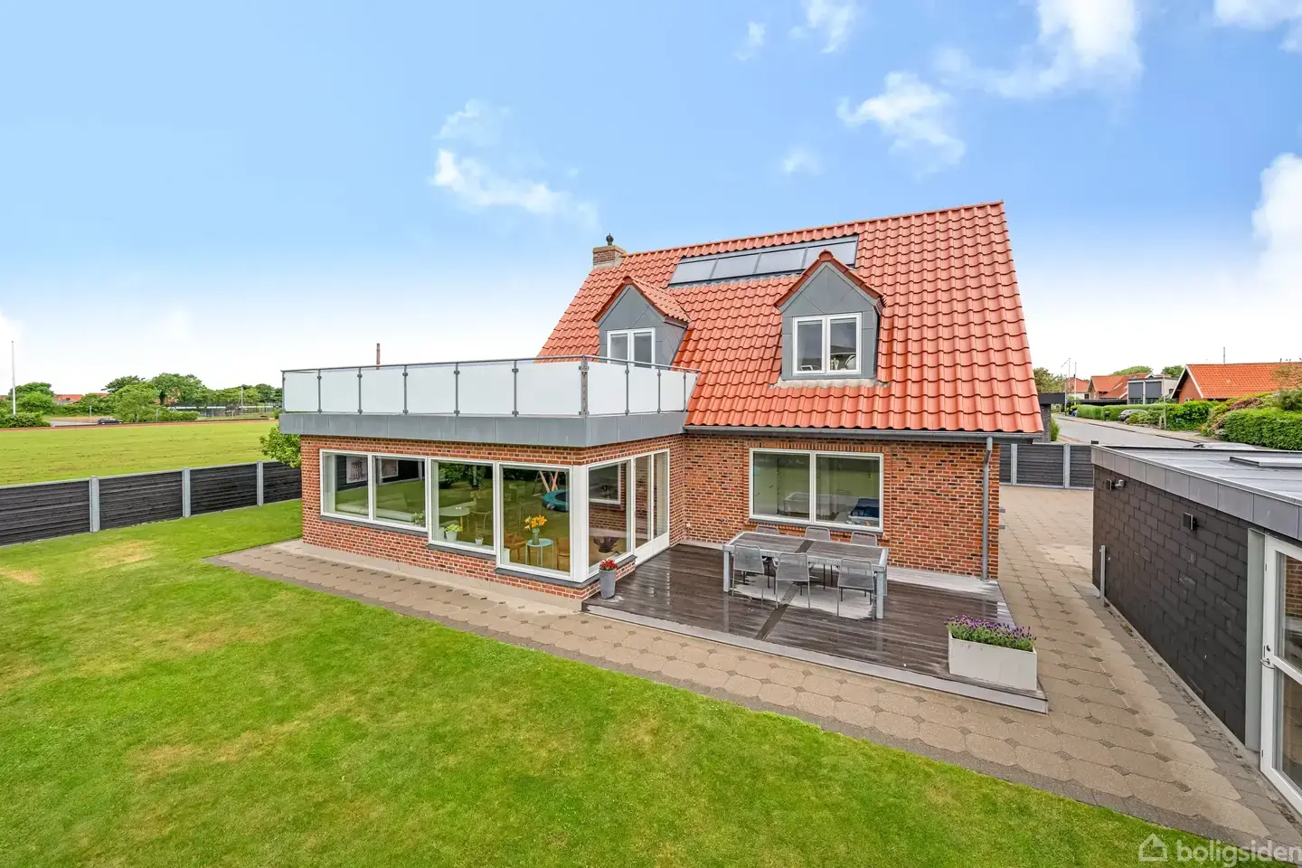 Velholdt villa med dejlig beliggenhed og fjordudsigt