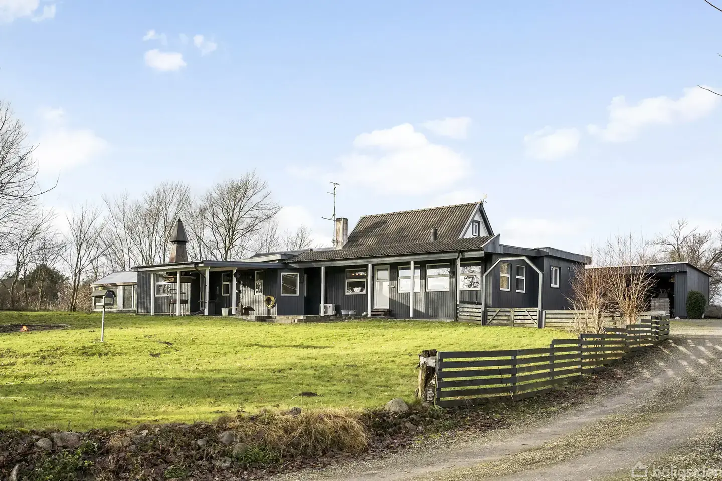 Flot og spændende villa i smukke og naturskønne omgivelser. Kom og se...