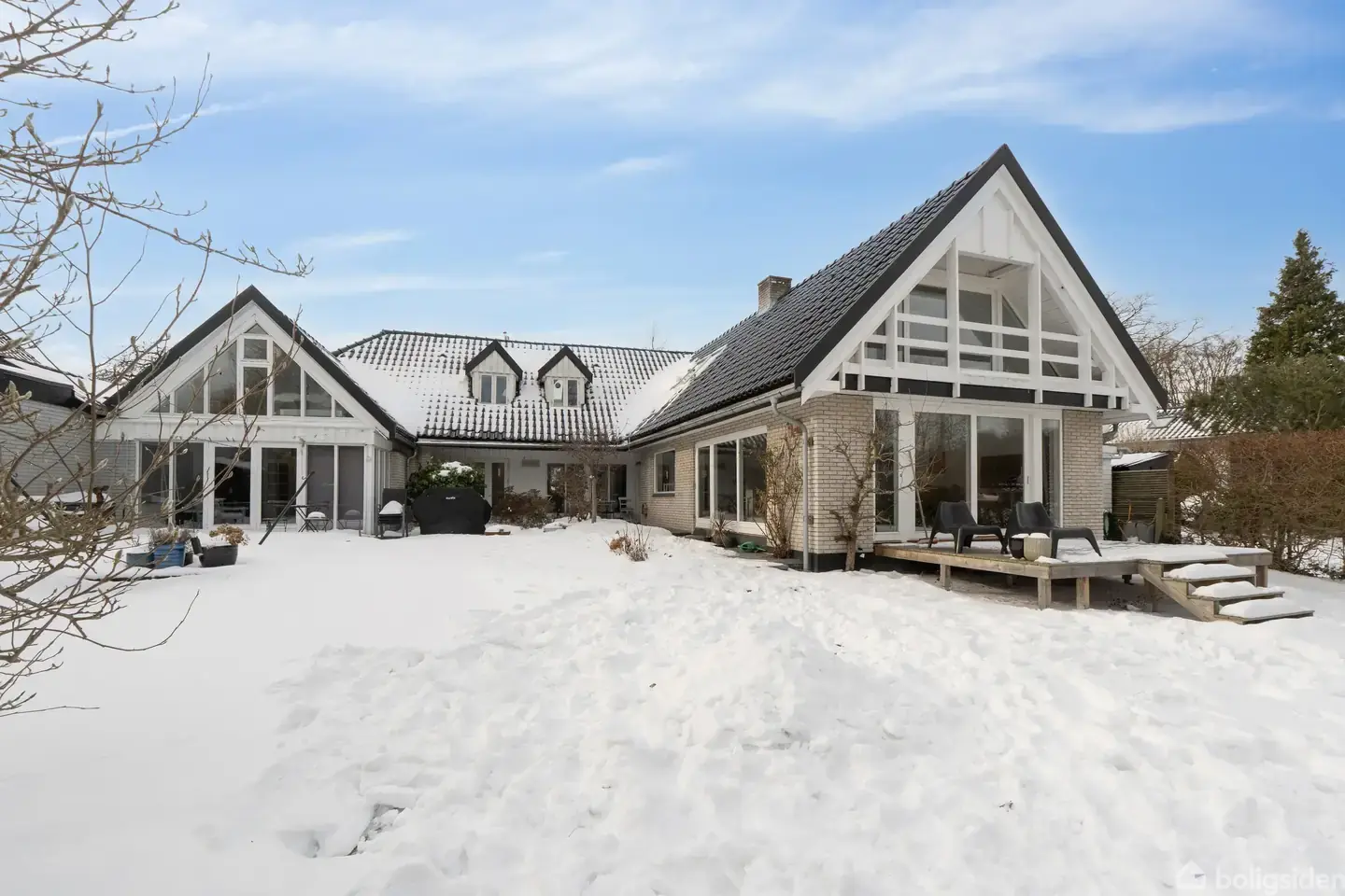 Stor villa med idyllisk beliggenhed ud til sø