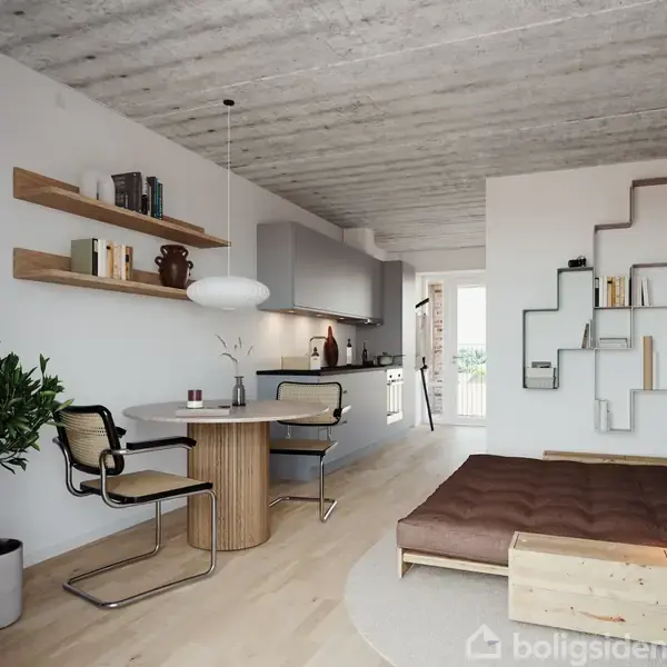 Moderne stue med sofa til højre, spisearrangement til venstre, og køkken i baggrunden. Hylder og reol med dekorative genstande pryder væggene. En stor plante står i hjørnet.