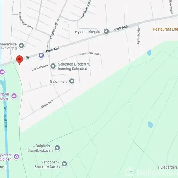 Kort viser et område med veje og bygninger i en bynær zone. Veje som Park Allé og Ledrampen er markeret, sammen med Salon Keis og Brøndbyskoven. En kanal løber langs venstre side.