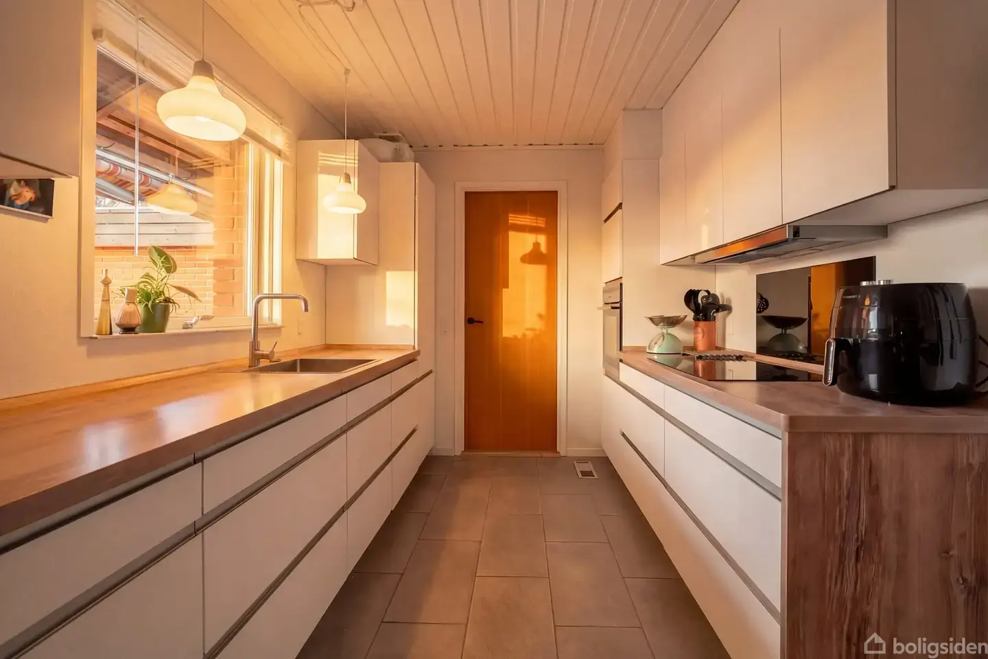 VELBELIGGENDE OG VELHOLDT RØDSTENSVILLA I GL. GJESING