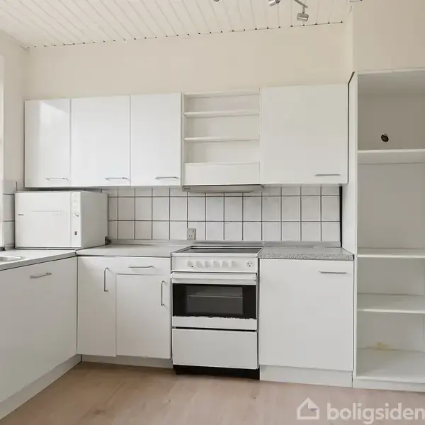 Et lyst køkken med hvide skabe omgiver en fritstående komfur. Et stort vindue lader naturligt lys ind. Flisebelagt backsplash tilføjer en klassisk detalje. Ingen tekst udover watermark.