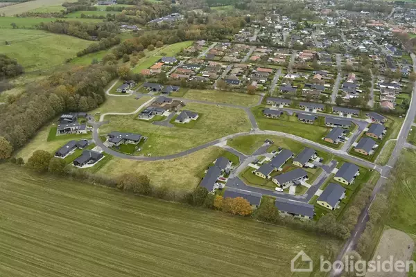Nyligt bygget boligområde fyldt med moderne huse. Omkringliggende områder består af skov og marker. Bydelen er klart afgrænset fra resten af byen med grønne områder imellem boligkvartererne.