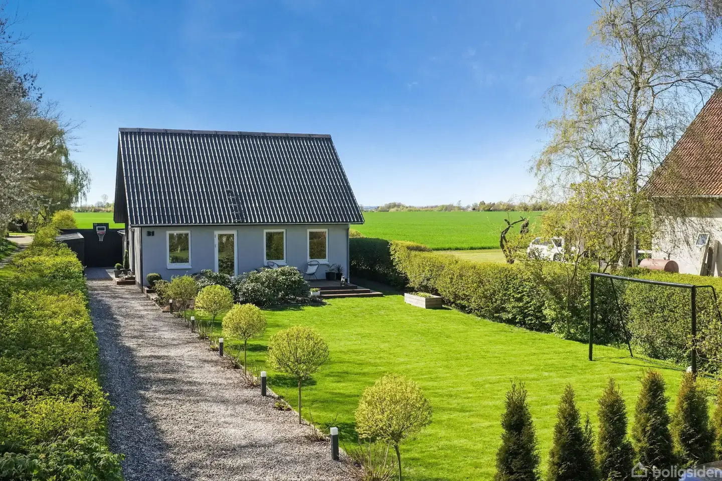 Gennemgribende renoveret villa med ro og udsigt