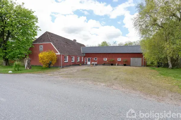 195 m² bolig, 120 m² garage/værksted og 3.848 m² grund i idylliske rammer