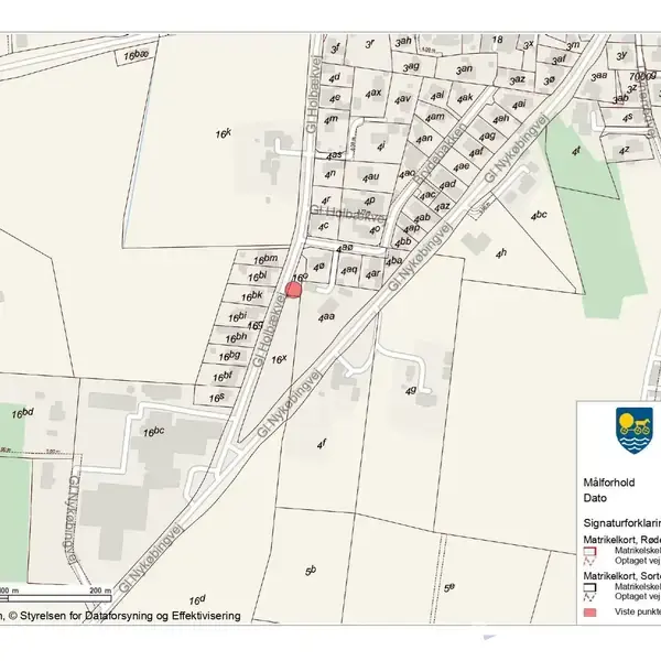 Kort viser et område i Odsherred Kommune med veje og matrikelnumre. En rød prik markerer en specifik placering. Teksten "Matrikelskel: Røde skel (DAF)", "Målforhold: 1:3042" findes øverst.