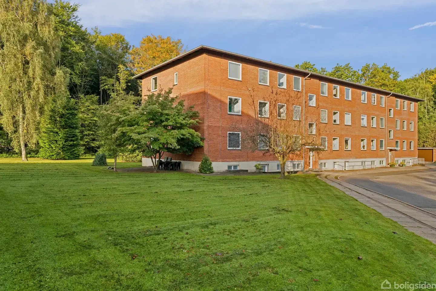 Renoveret og lys lejlighed med fantastisk beliggenhed ud til skoven