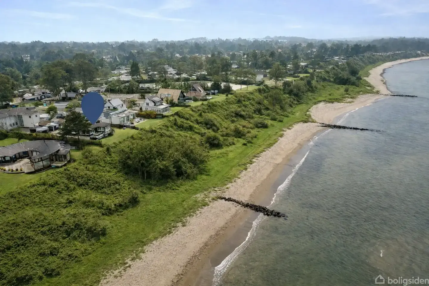 Liebhaverbolig i 1. række med uhindret udsigt over vandet