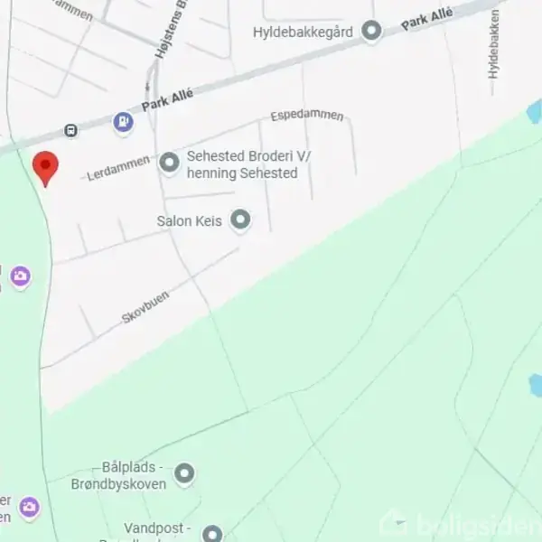 Kort viser en lokalitet markeret med en rød pin ved siden af en kanal, omgivet af veje og natur. Tekst: “Park Allé,” “Sehested Broderi V/henning Sehested,” “Salon Keis,” “Bålplads - Brøndbyskoven,” “Kaponiere VII Vestvolden.”