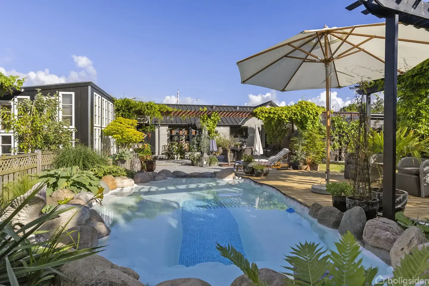 Villa med skøn haveoase, pool og masser af stemning