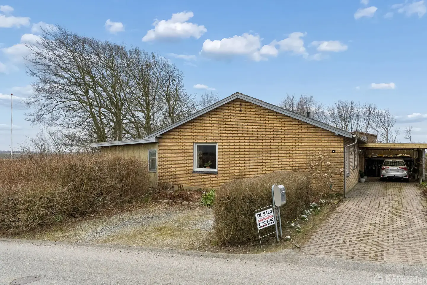 Charmerende og velholdt villa med skøn udsigt og gode opholdsrum!