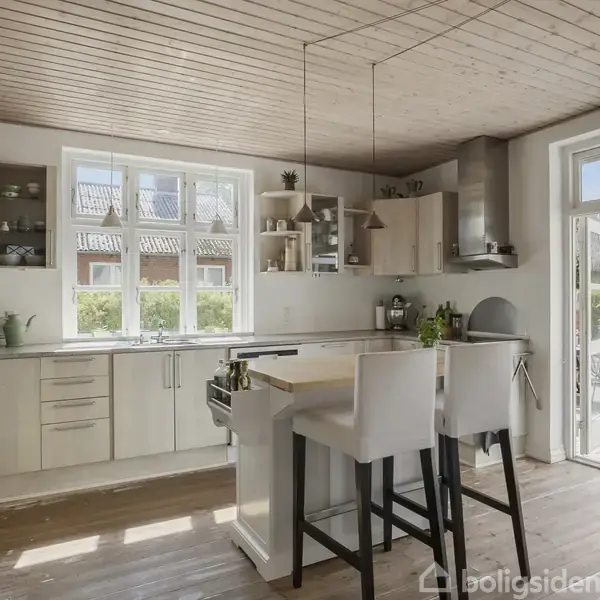 Et lyst køkken med hvide skabe og en central køkkenø. To barstole står ved øen. Store vinduer og glasdøre åbner ud mod en udendørs terrasse med havemøbler.