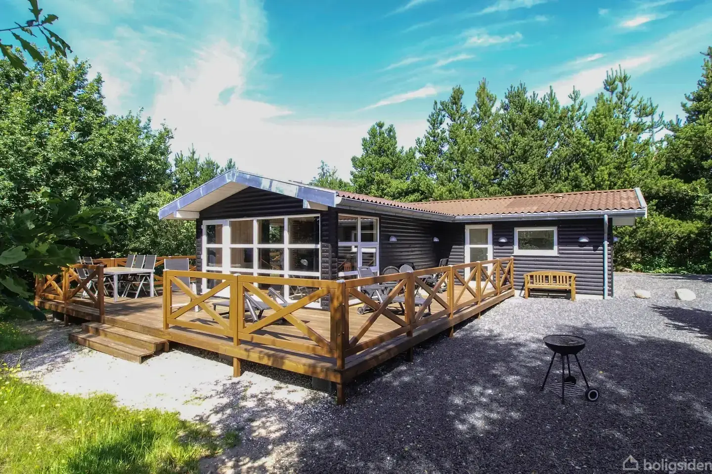 Velholdt sommerhus på stille, blind vej i Henneby omgivet af vestjysk natur